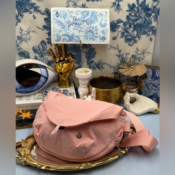 🆕 lululemon athletica 🧿 NWT Curved Crossbody Bag 3L, Light Pink - Picture 2 of 15